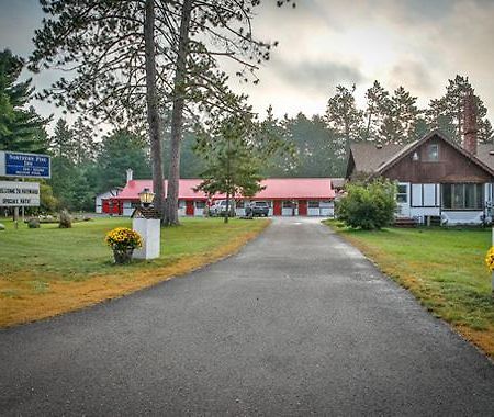 Northern Pine Inn ヘイワード エクステリア 写真