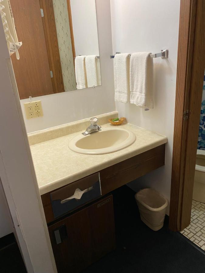 Northern Pine Inn ヘイワード エクステリア 写真