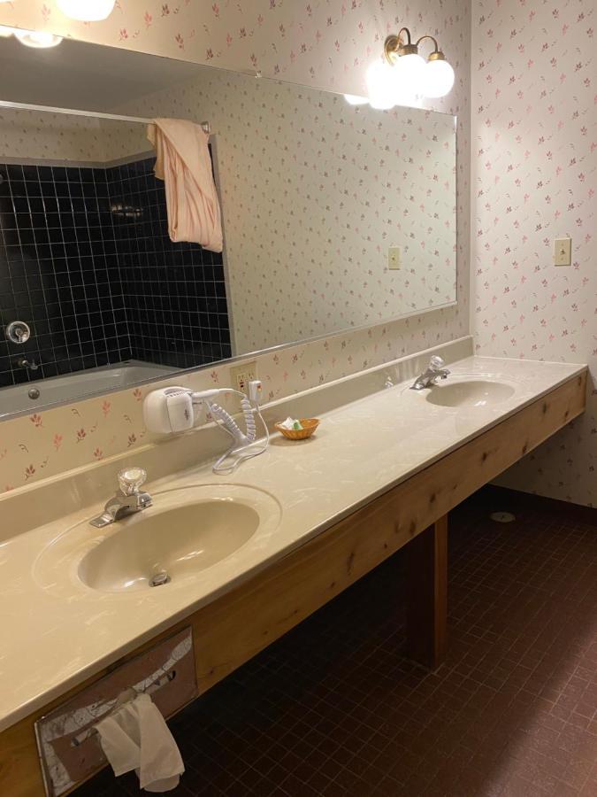 Northern Pine Inn ヘイワード エクステリア 写真
